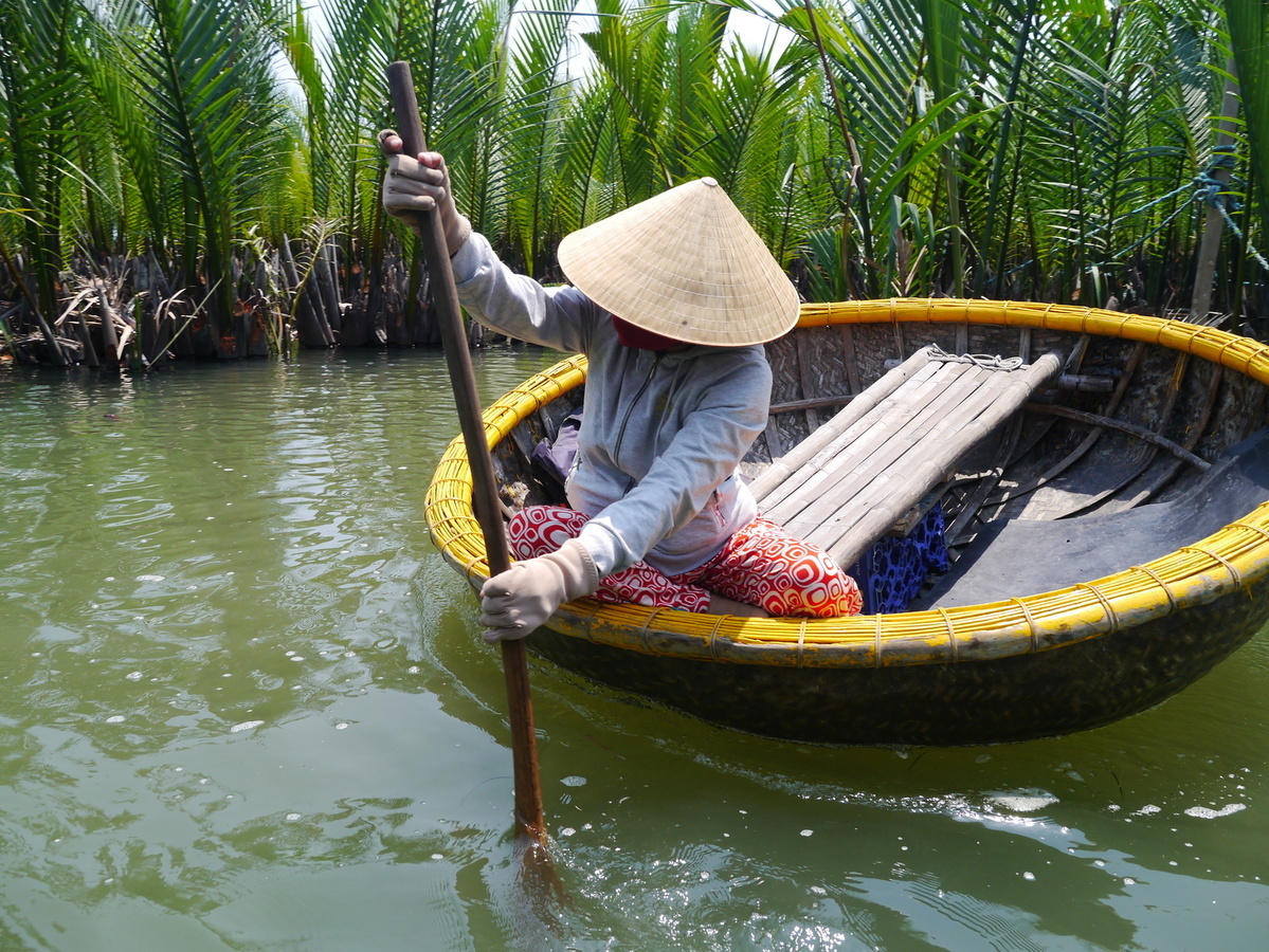 test description de photo C'est la madame en bateau